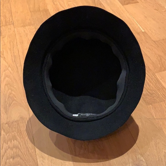 Iconic Vintage Chanel Black Felt Cloche Hat - Picture 4 of 17